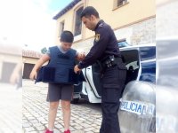 Probando el material de la policia (C.N.P.)