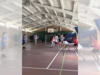 Jugando al baloncesto