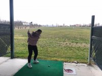 Tiro largo en la escuela de golf